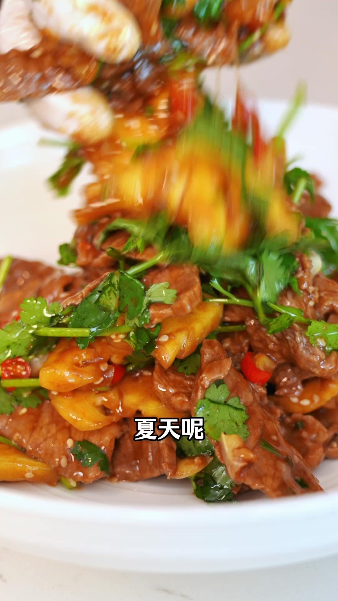 夏天没胃口就在家做个菠萝凉拌牛肉，菠萝甜酸，牛肉滑嫩，家里人都得夸你是大厨。
