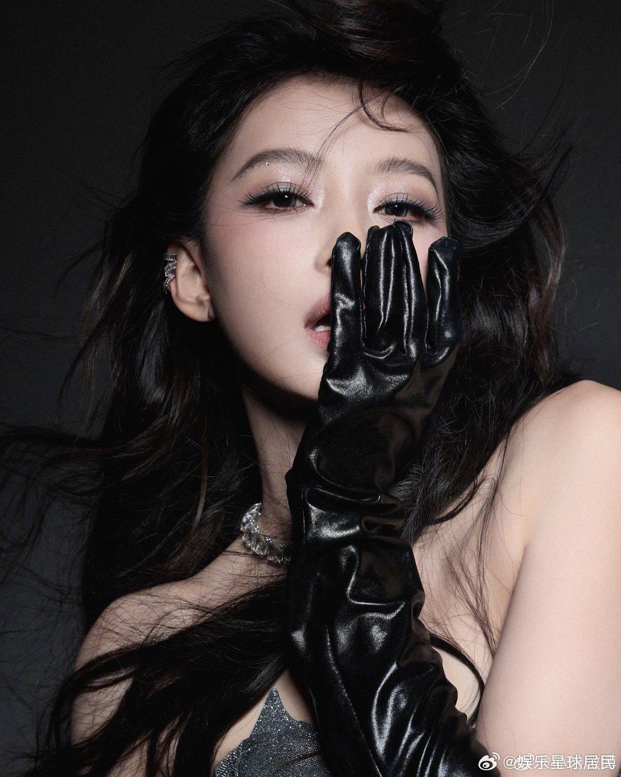 孙怡乘风2026初舞台造型乘风2026妆容造型氛围感满分！小烟熏放大眉眼魅力，碎