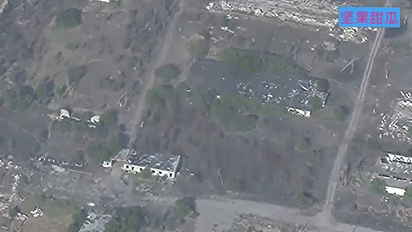 一门M777布置在大棚旁的废墟，被ZALA无人机发现了它的行踪，旁边还有人走动，