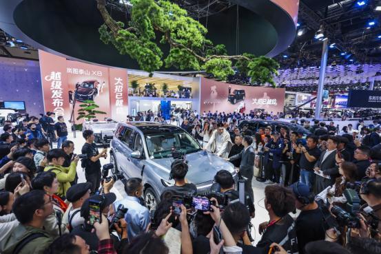 2026北京车展开幕首日，岚图汽车重磅官宣提速纯电战略，全速发力纯电新赛道，明确