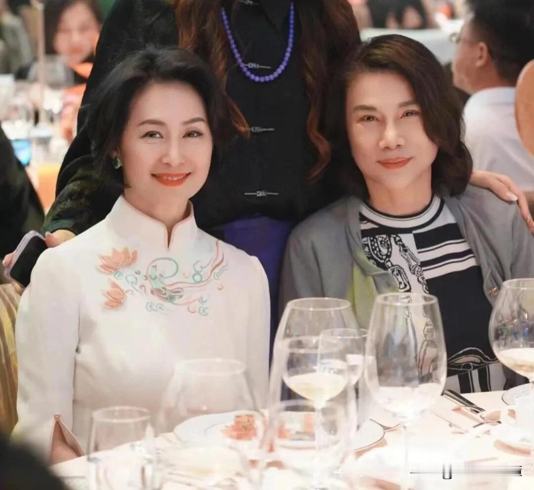 61岁何超琼和70岁董明珠同框合影，风采各有千秋～何超琼身穿白色刺绣改良旗袍，素