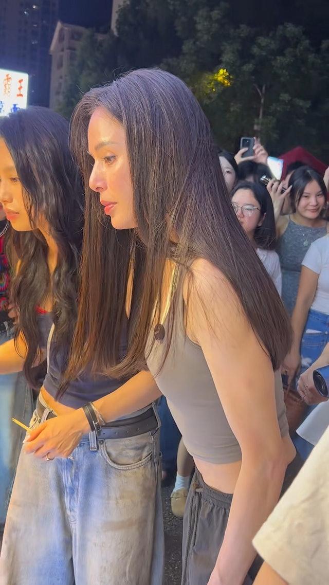 李若彤59岁的状态真的是绝了，上个月李若彤刚刚过了59岁的生日，近日她又在长沙被
