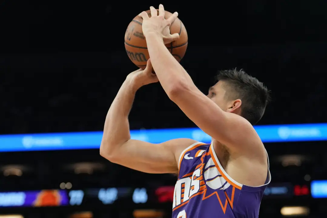 NBA常规赛，太阳121-98大胜鹈鹕。此役太阳射手格雷森·阿伦炸裂输出，打了2