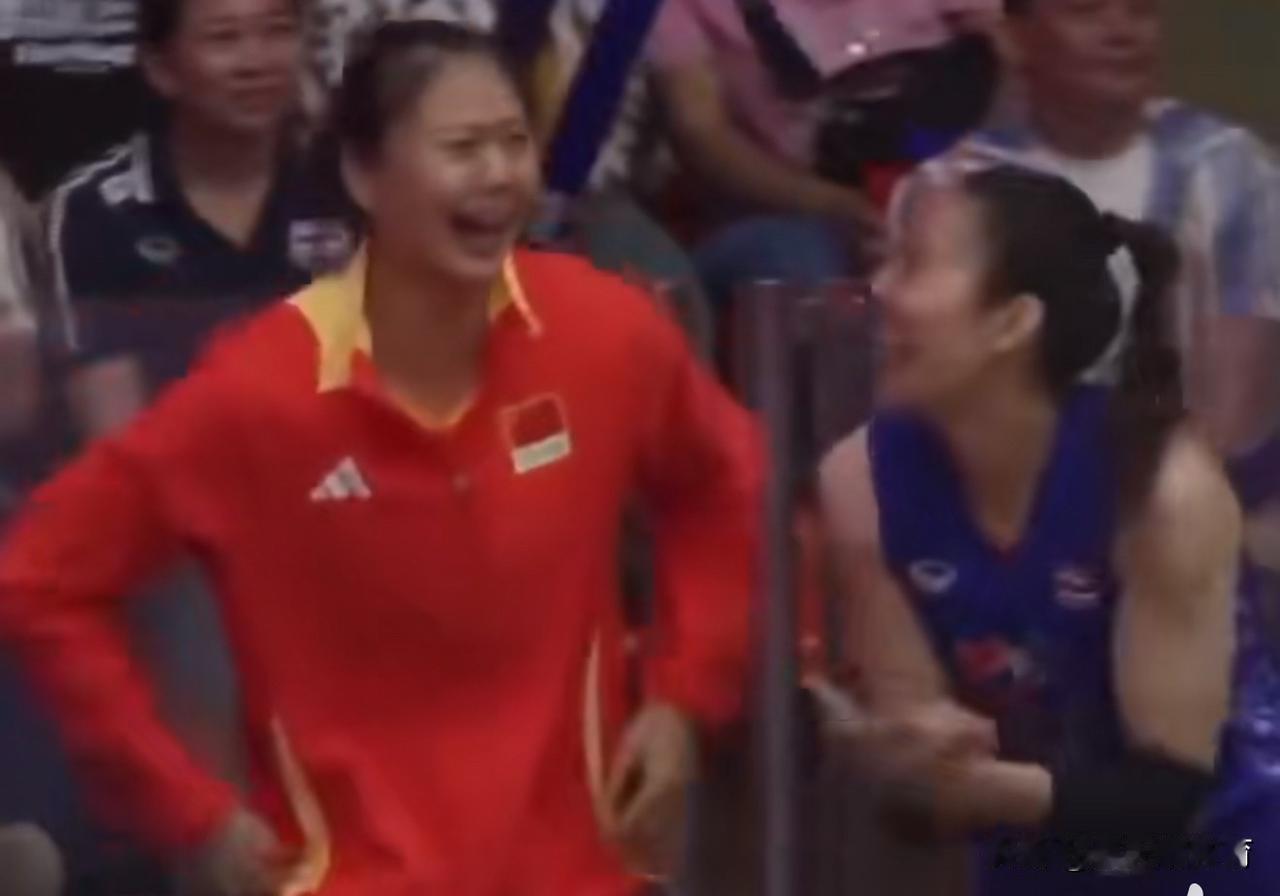 笑不活了！果然是中泰女排一家亲啊！中国女排到了泰国，也真是入乡随俗了，真正的融入
