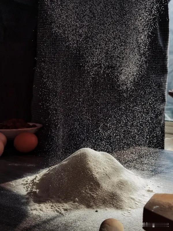 和饺子面的窍门：在 1 斤面粉里掺入 6 个蛋清，使面里蛋白质增加，包的饺子下锅