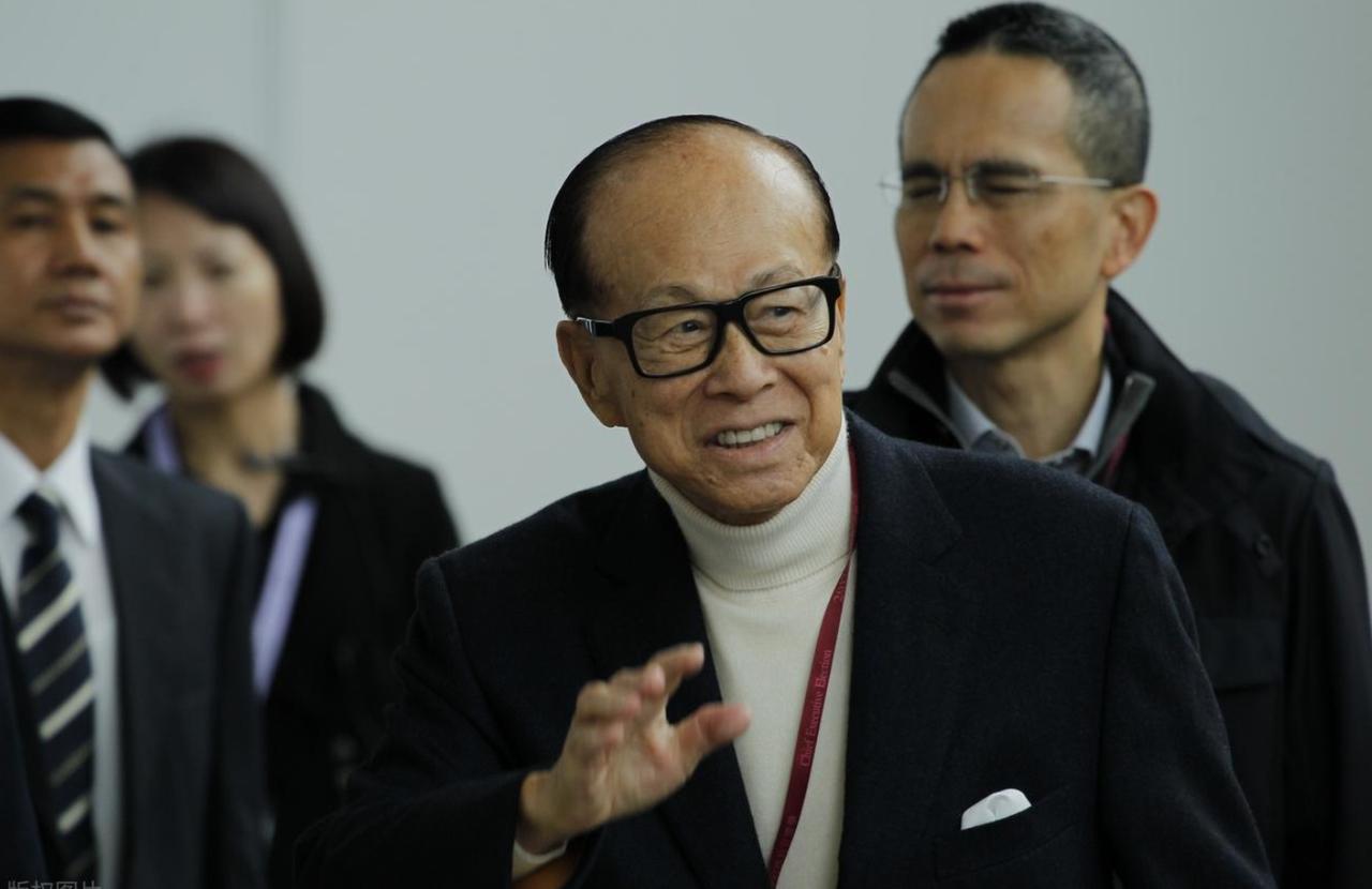 今年长和系完成两笔重要交易，以超 1100 亿港元卖掉持有 16 年的英国配电网