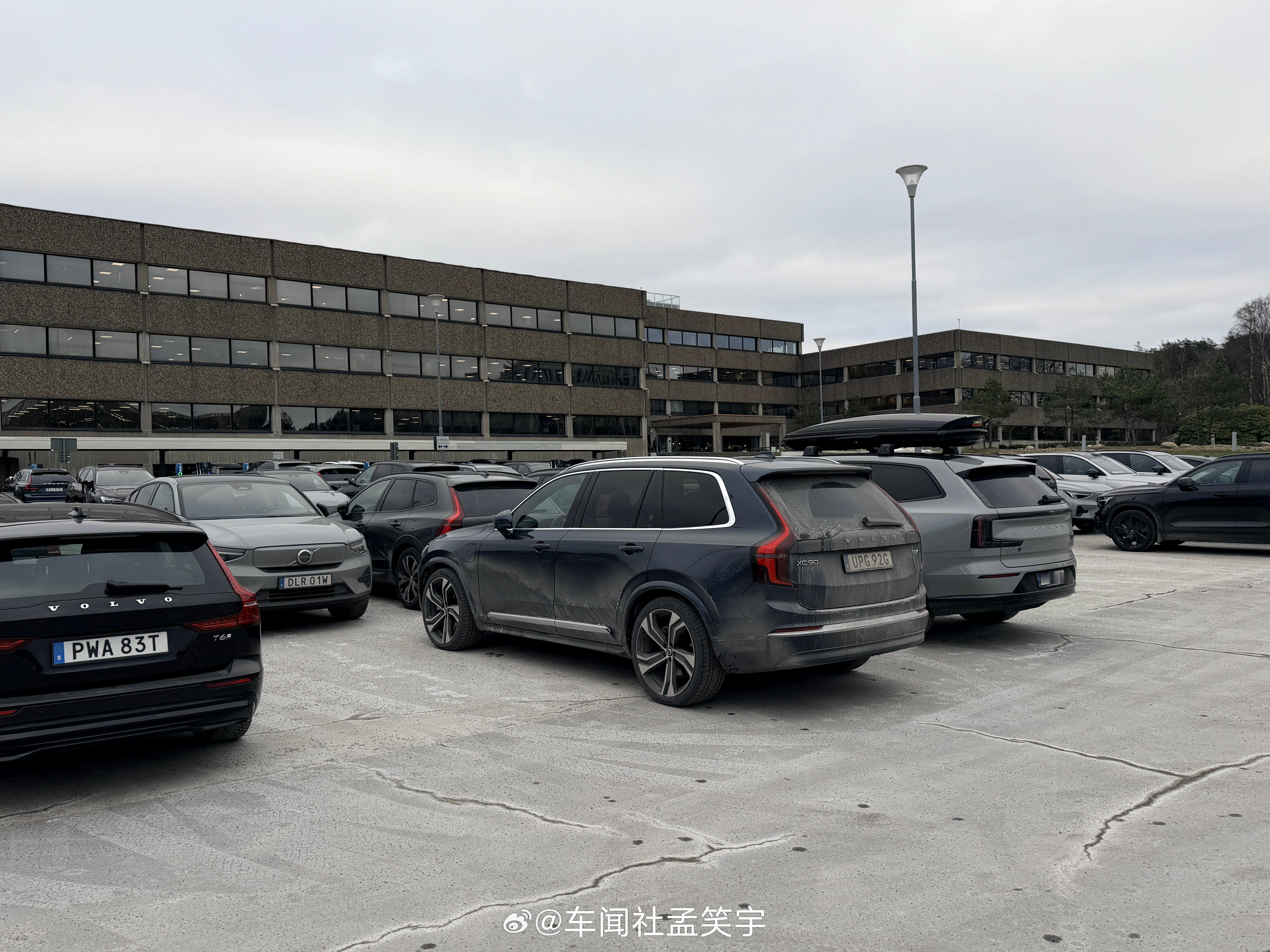 今天去了沃尔沃集团总部，周围全是小森林，环境真舒服，不用说，停车场的员工车几乎全