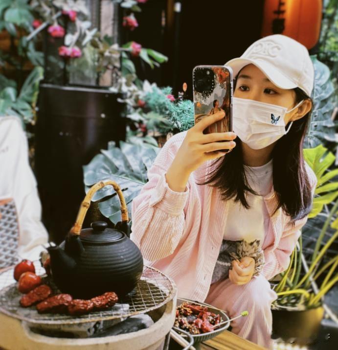 围炉煮茶！赵丽颖好惬意，身穿粉色休闲装享受休闲时光，虽然戴着口罩，但还是能看得出