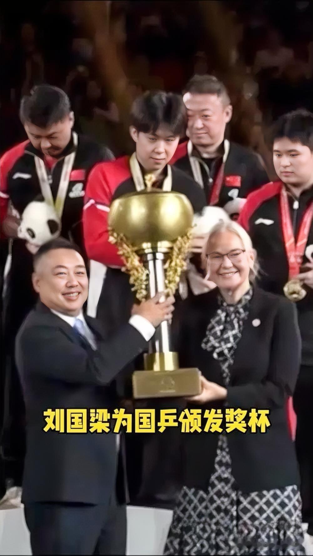 燃爆！刘国梁颁奖与国乒逐一击掌庆祝

赛场上，国乒队员们一路过关斩将，成功斩获佳