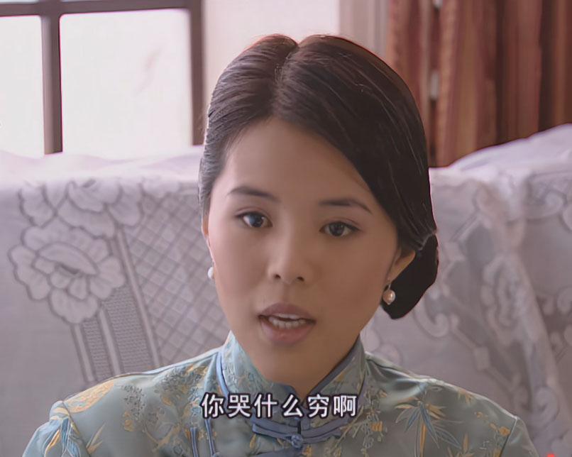 四姐难得穿旗袍，不过穿起来倒是有模有样，她还真是可西可中啊。
#金粉世家#
