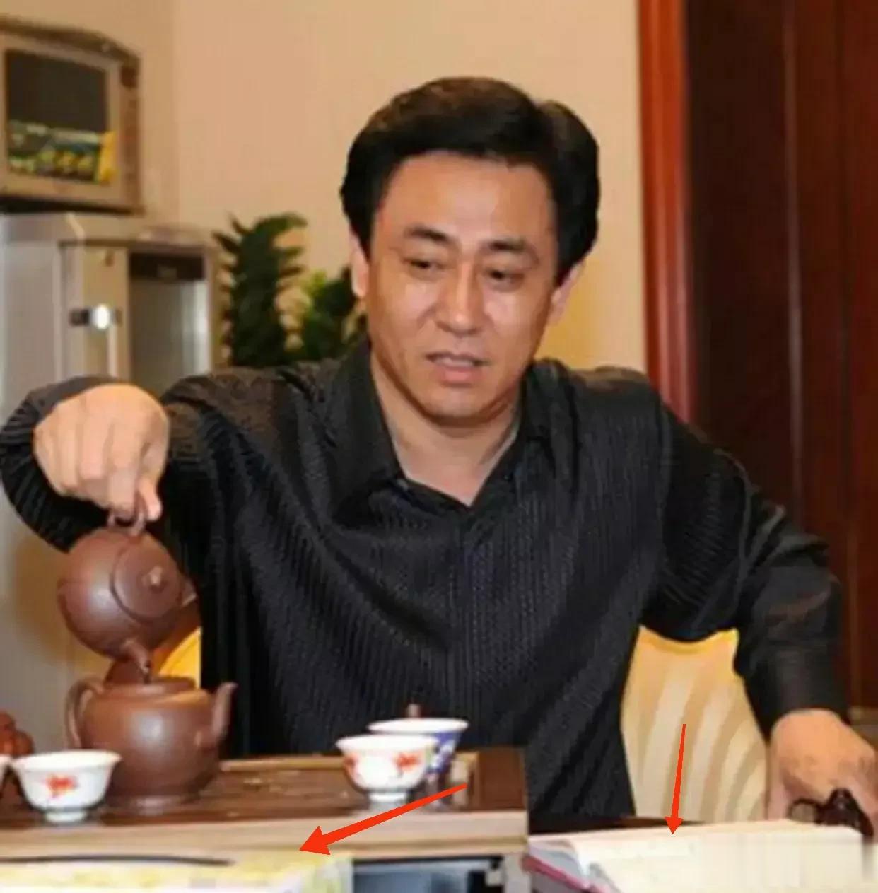 “上升期”的许家印，他成为“首富”是有原因的。

这是老许与朋友(贵人)一起喝茶