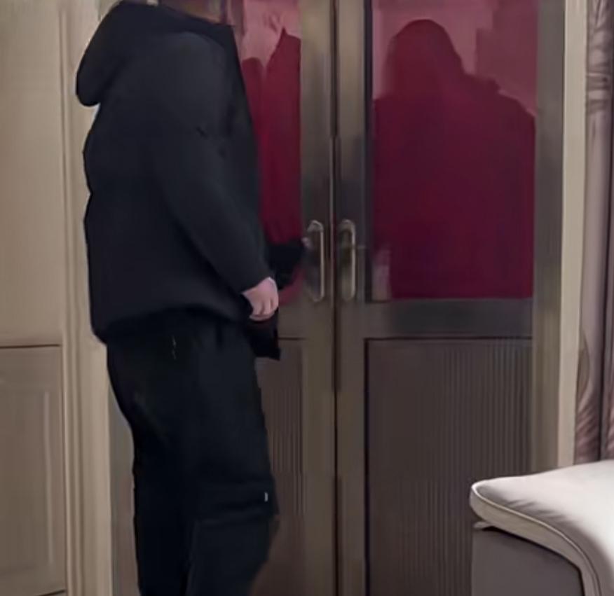 女子威胁老公
敢走出家门就离婚
不料下一秒，老公竟然趴着出去了
网友：想出去是真