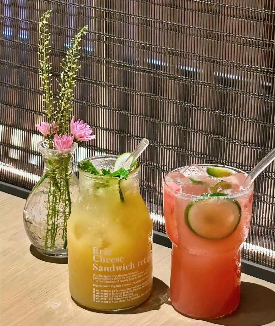 今天在街上，偶遇了以前的老邻居。多年没见，她仿佛变了个人，瘦了好多。记得以前，老