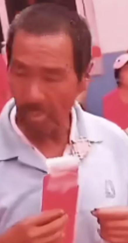 泪酸，女儿因和父亲吵架，自己偷偷结婚没有告诉父亲，父亲得知后，一手拿红包，一手拿