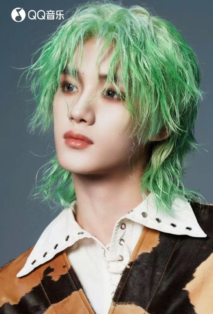 丁程鑫绿发写真 丁程鑫人造神绿发丁程鑫绿发写真，谁懂这个丁程鑫绿色头发的杀伤力，