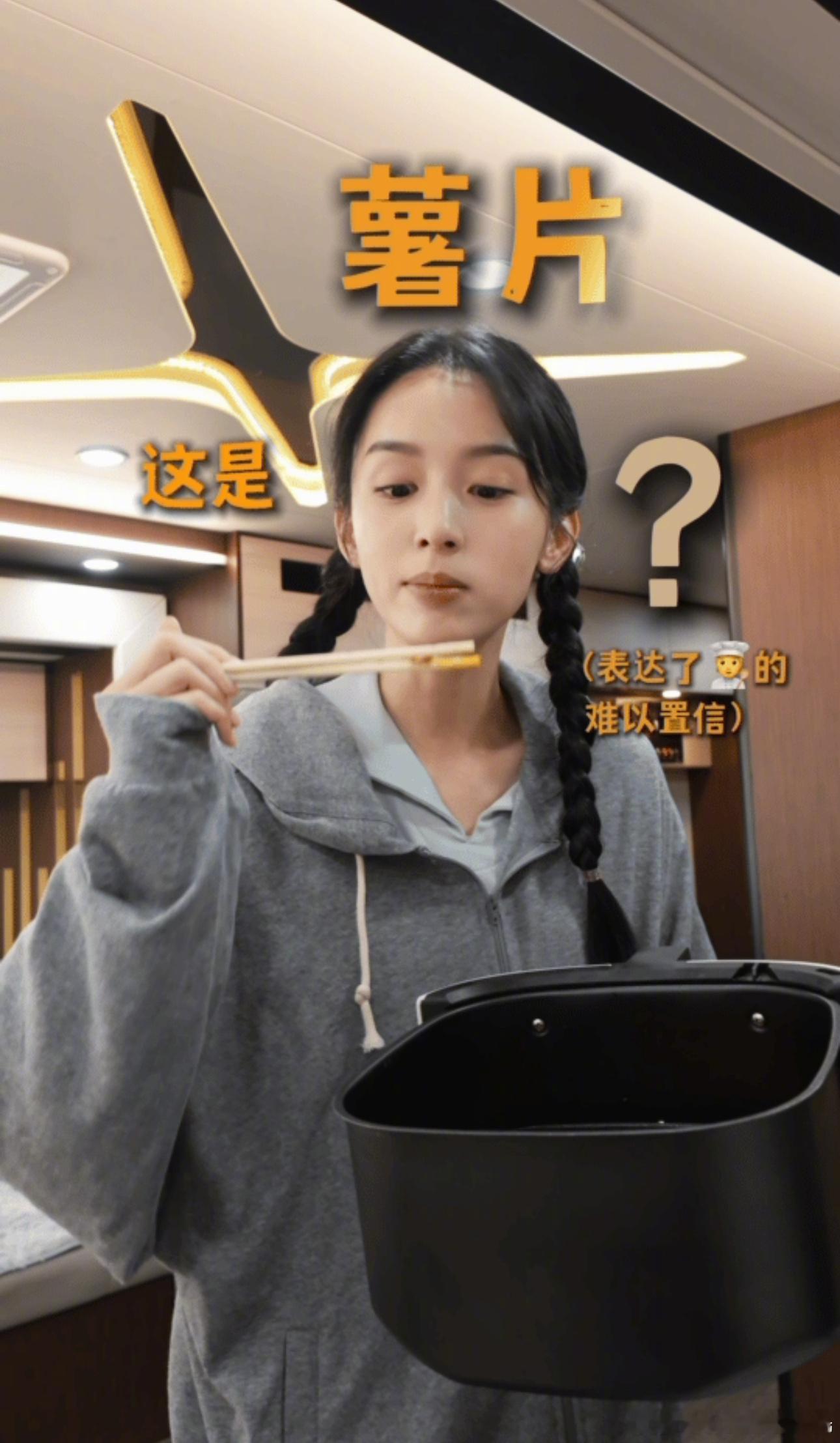 周也邪修式爆改火腿肠 去皮削片编织后烤到金黄，外脆里嫩还带焦香，撒上喜欢的调料，