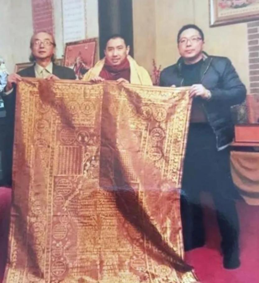 2005年，一件旧袈裟在北京拍卖，却无人问津，一男子觉得蹊跷，花9万买下。回家后