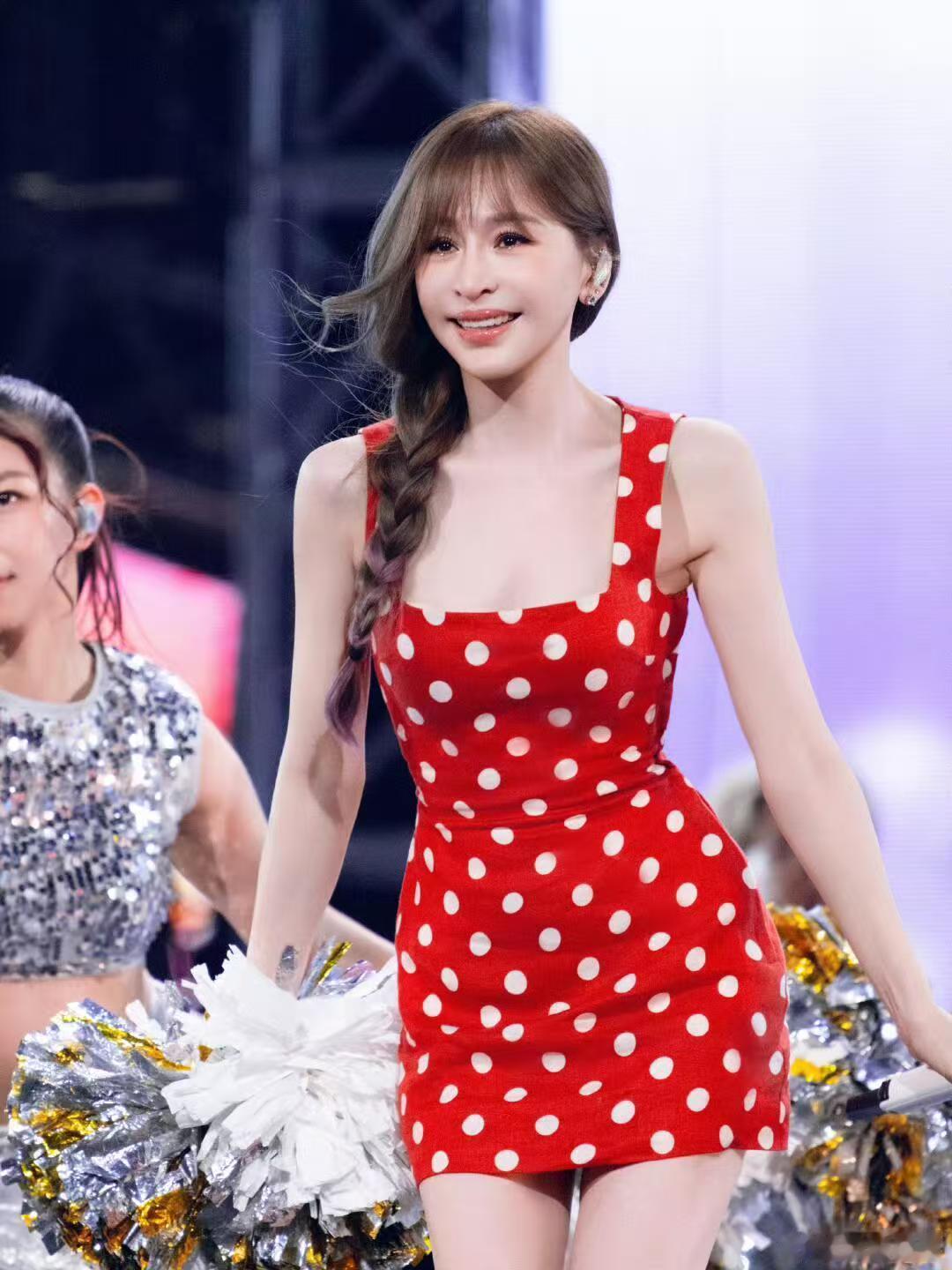 王心凌王心凌 刚跑完多场演唱会又马不停蹄到广州拍代言，行程排得满满当当依旧状态松