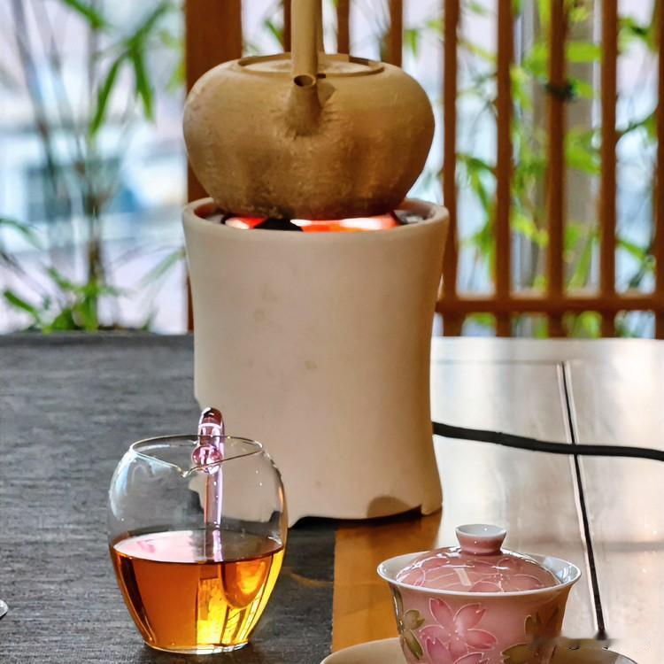 喝茶悟道到底是悟的什么道?

午后的光从窗格漏进来，软软地铺了一桌。烧水，温杯，