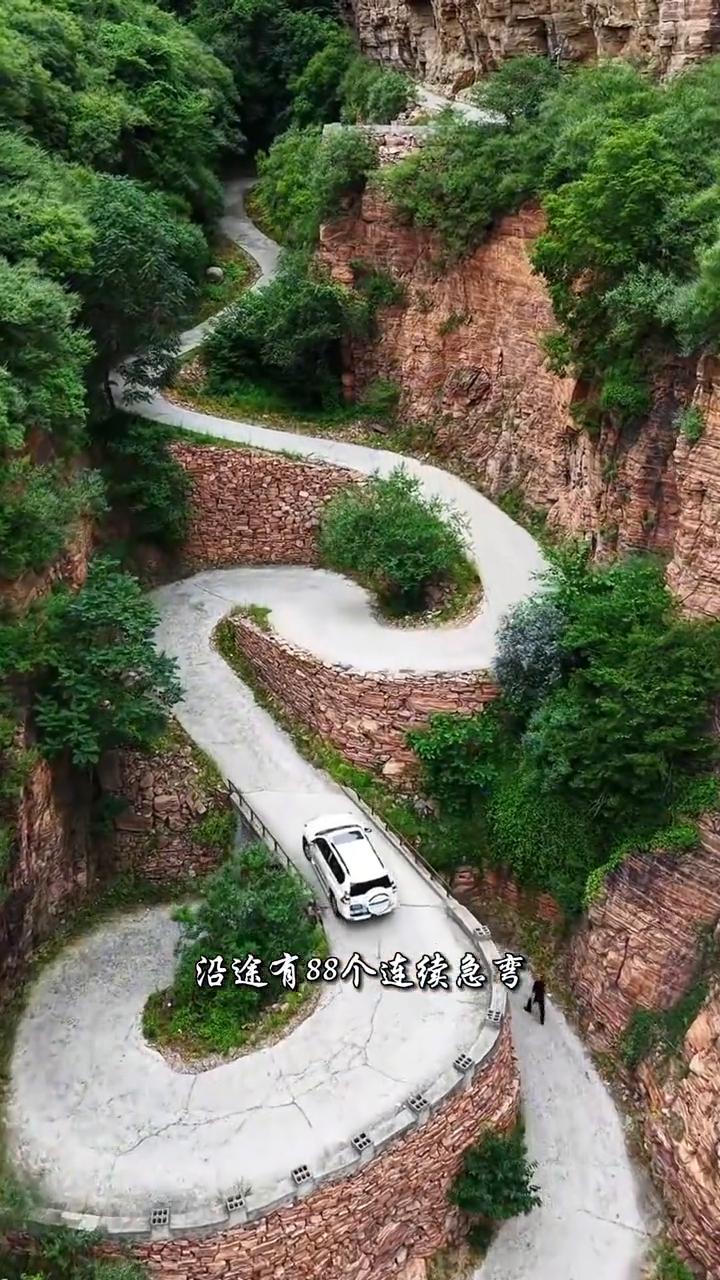 魔鬼公路。
带你体验不同等级的魔鬼公路。
·这是一级魔鬼公路：重庆波浪路。路面连