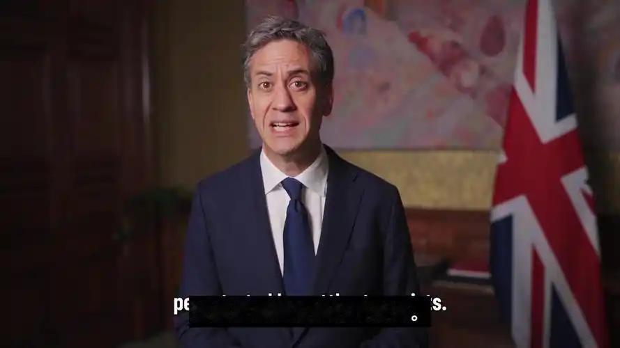 大屠杀难民的儿子，这回把刀递到了以色列的“道德底牌”上。
 
一个犹太裔，还是纳