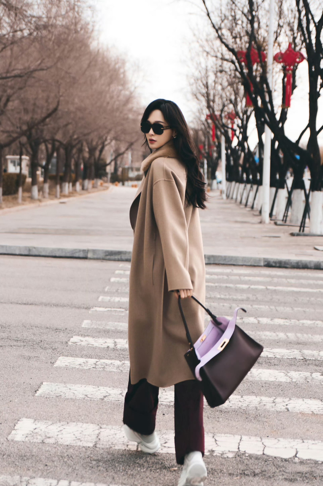 唐嫣米兰时装周出发造型，老钱风即视感，状态真好哇！ 