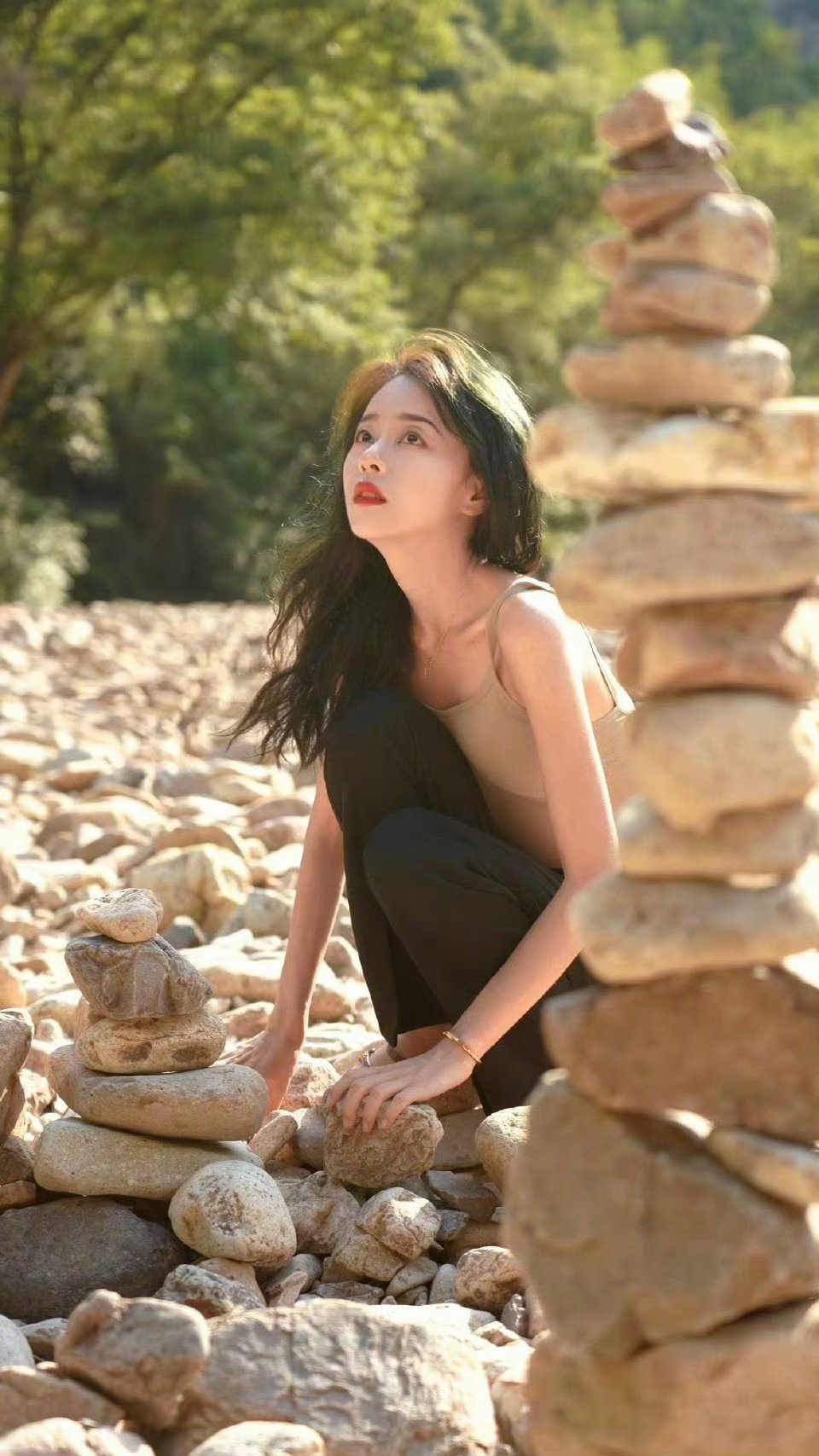 狗子喜欢太阳，我也热爱你。❤️🔥这山⛰、水、云和张扬的绿🌳，都是轰轰烈烈吸引