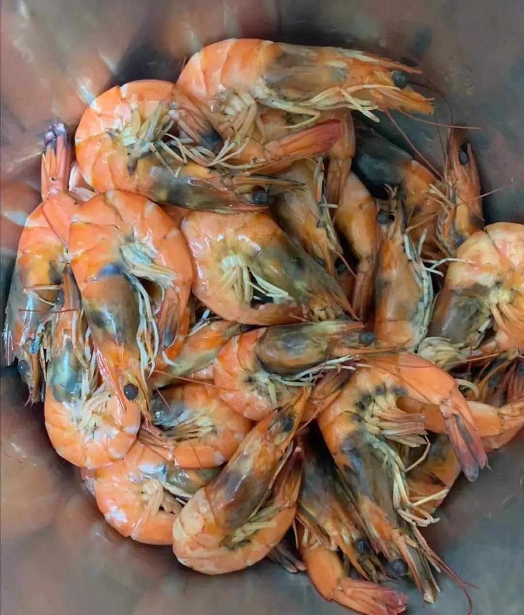 家人们，我想问大家一个问题，为啥每次我白灼虾的时候，虾头总是发黑啊，有人说是煮久