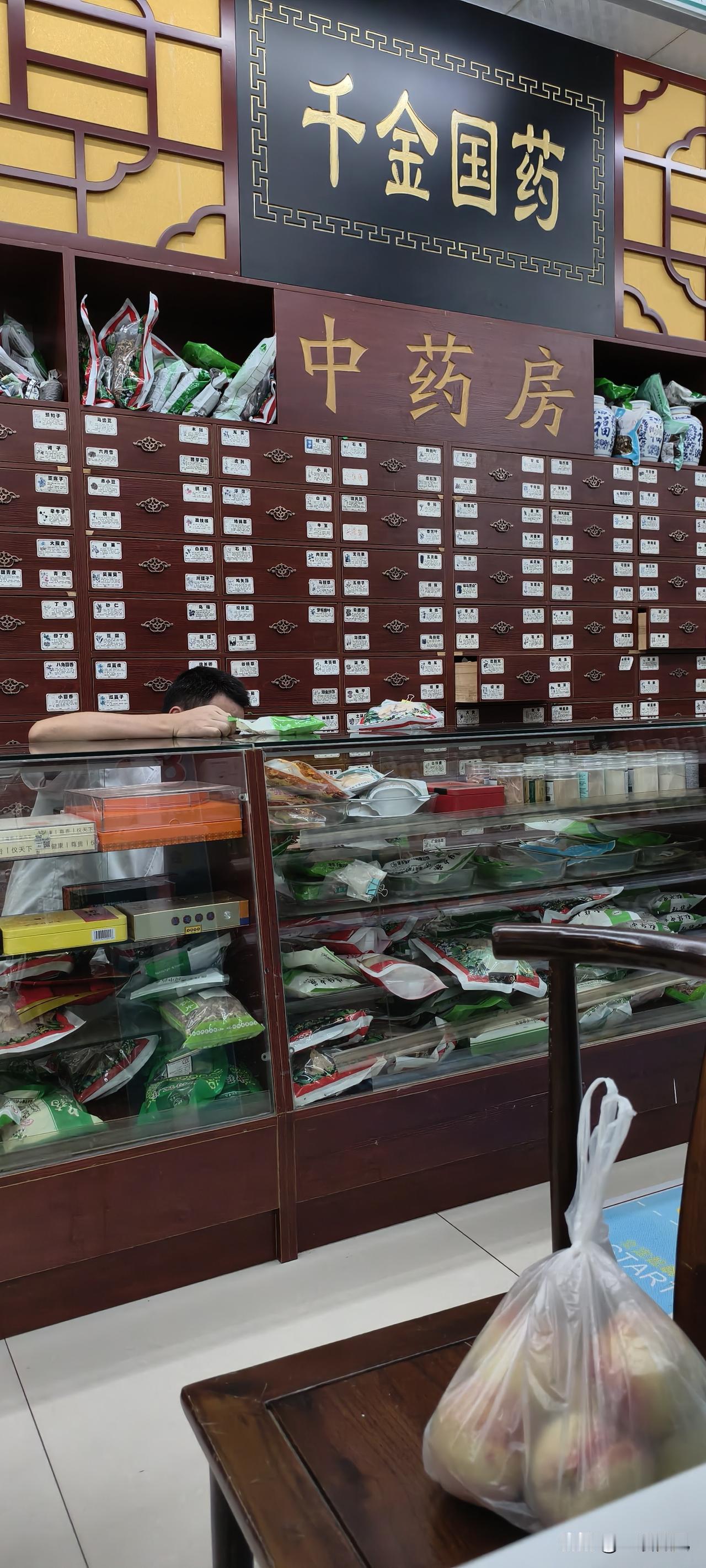这一次的新冠来得太猛了，爸妈都中招了，老妈说比第一次阳了的症状还要厉害。
昨天我