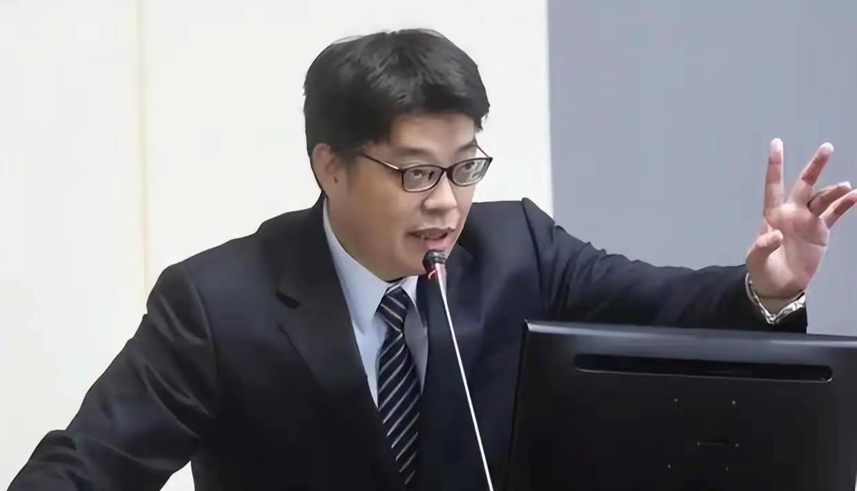 台陆委会主委邱垂正称，“郑丽文将‘九二共识’作为两岸对话的前提，是在帮大陆消灭‘