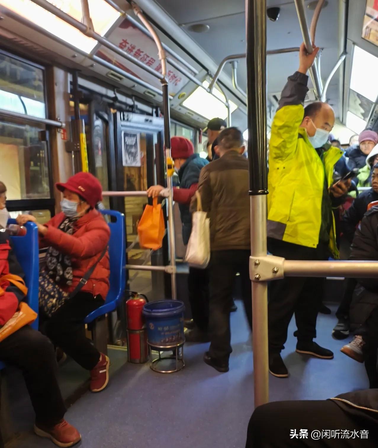 在公交车，该给老人让座吗
 
坐公交车碰到老人，到底该不该让座？其实这事没那么复