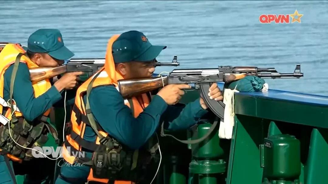 苏联AK-47 1 型

越南人民海军民兵使用 AK-47 7.62 毫米突击步