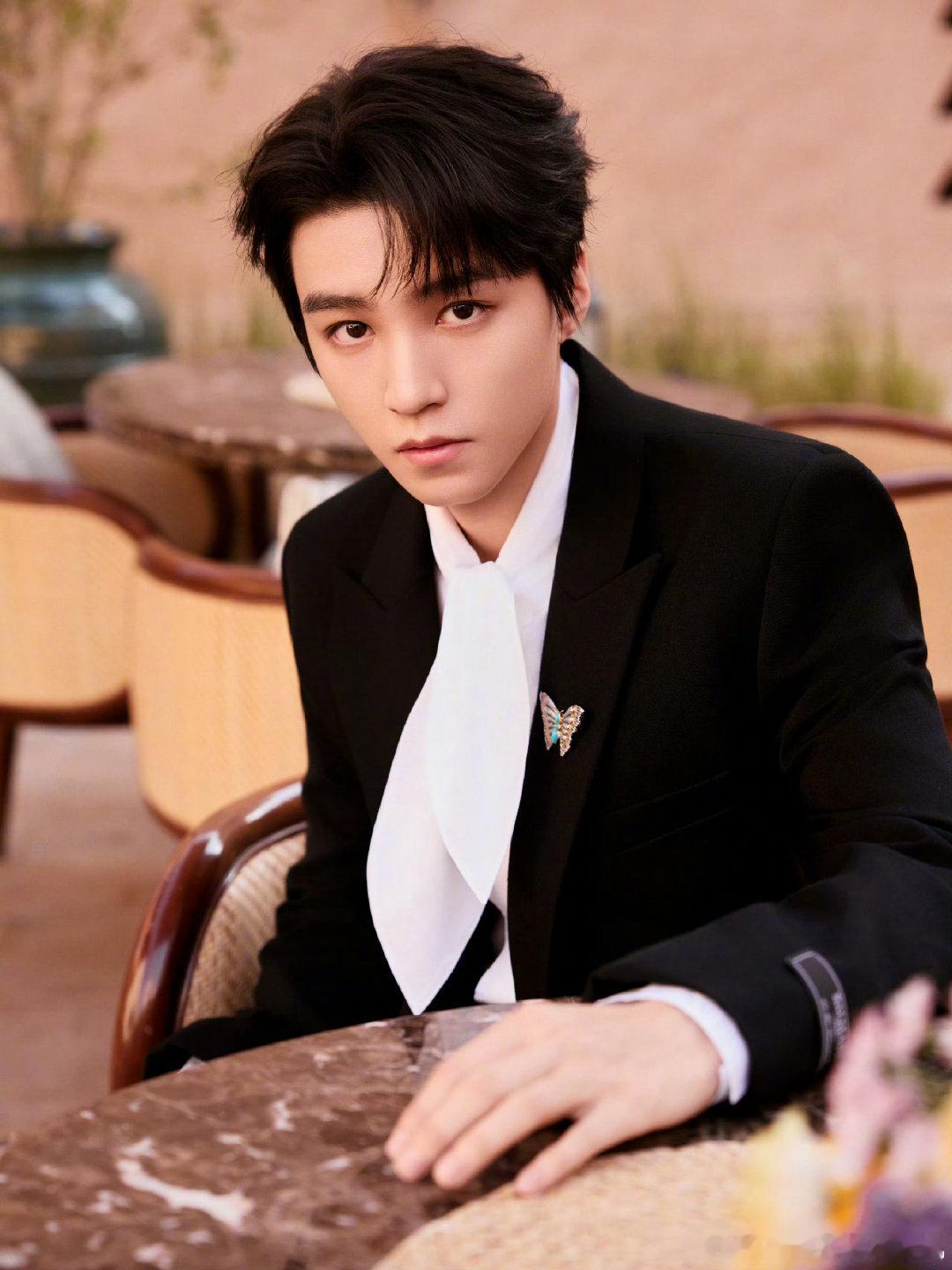 只有王俊凯还没拍过吻戏时代峰峻卖TFBOYS十周年联名T恤翻看三人的影视履历就能
