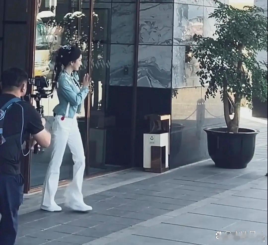 杨幂身材好特别！纤瘦又不皮包骨，线条超绝～ ​​​