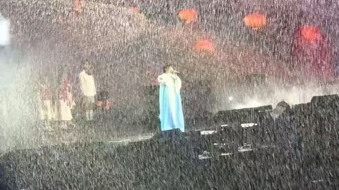 周深周深大鱼海棠十周年重逢之夜 群里捡的图雨大的不知道的以为是马赛克呢保佑领导不