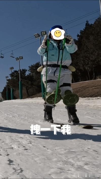 谢霆锋快拽一下我  谢霆锋滑雪的视频，真的是又帅又搞笑。前面是大神炫技，后面是路