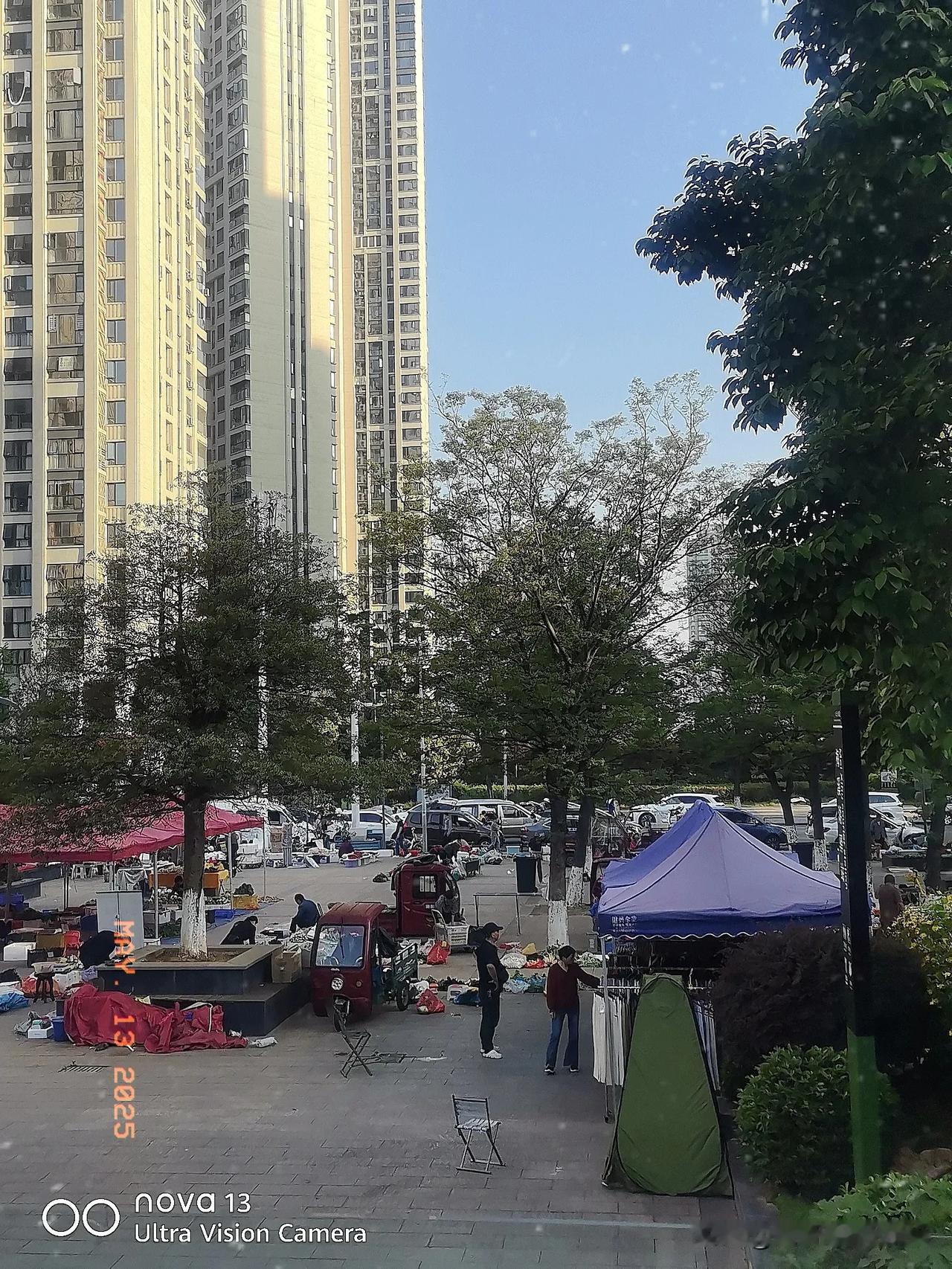 这是长沙市一个住宅小区的农贸市场，这块地以前是居民的休闲广场，晚上早上有很多市民