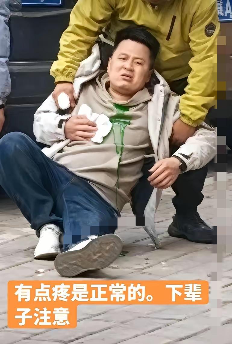 外卖小哥挥刀的瞬间，

  心里装的是多少委屈的积压？

   二打一的挑衅在前