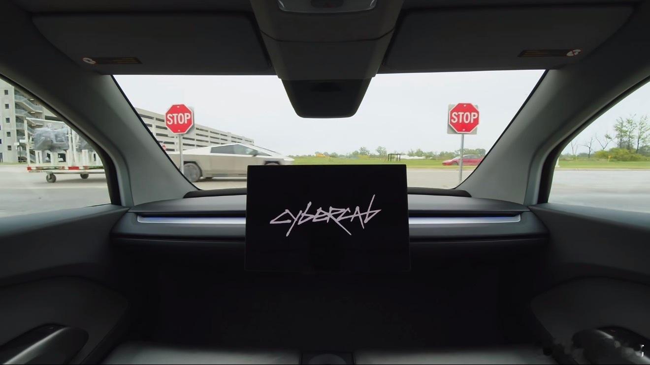 马斯克把方向盘删了特斯拉CyberCab开始量产，取消了方向盘、踏板和后视镜的车