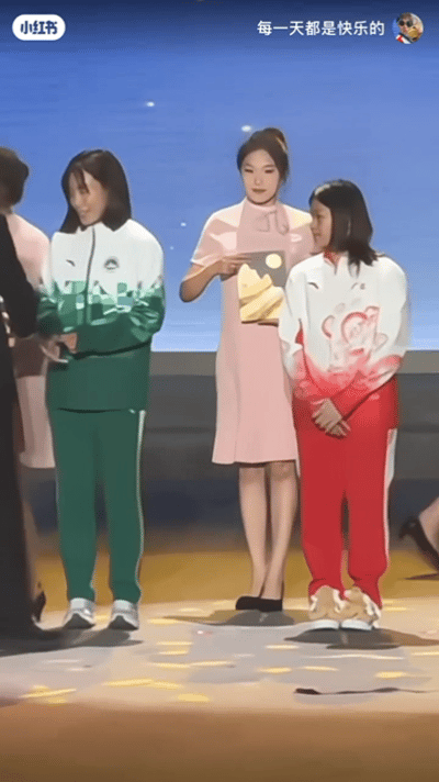 细节见人品
全红婵参加暨南大学十五运杰出运动员表彰大会
她在领奖时先把手擦干净再