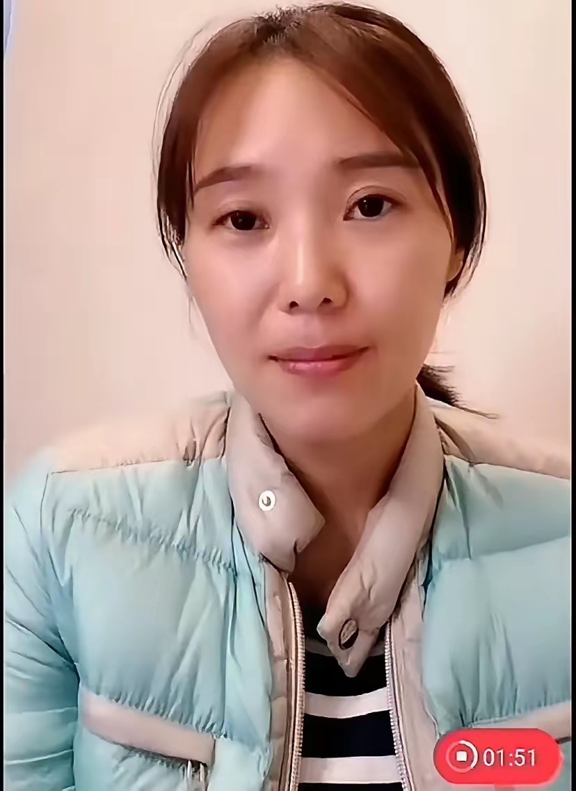 云朵首次直播视频流出，没有化妆，嘴唇发白，就像个村姑，与在长相大不一样，衣服也显