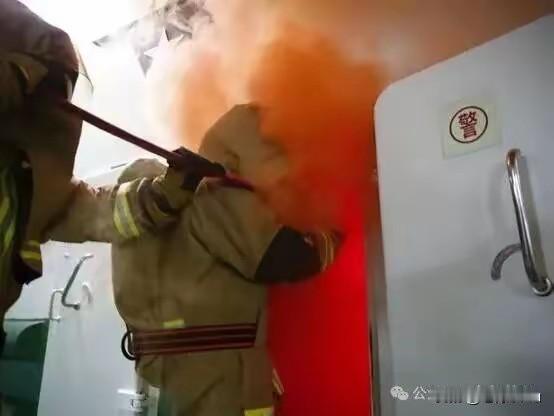 东部战区海军某登陆舰大队开
展海上实战化训练
东部战区海军某登陆舰大队近日组织舰