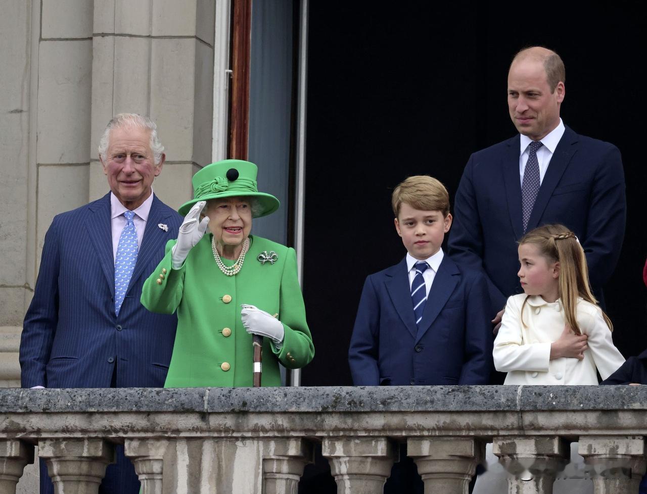 英国女王再次现身阳台，夏洛特公主一脸担忧地看着曾祖母
在阅兵典礼活动过后女王就出