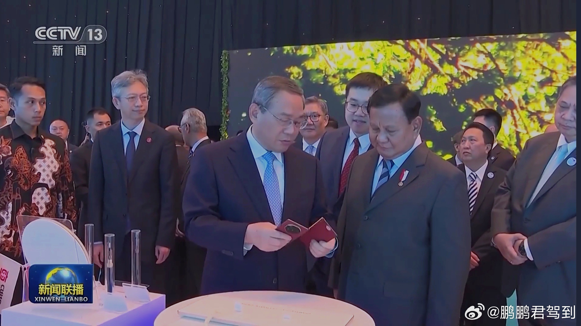 细心网友发现了，华为的三折叠是不是作为咱们科技的代表当作国礼啦？[抱一抱][抱一