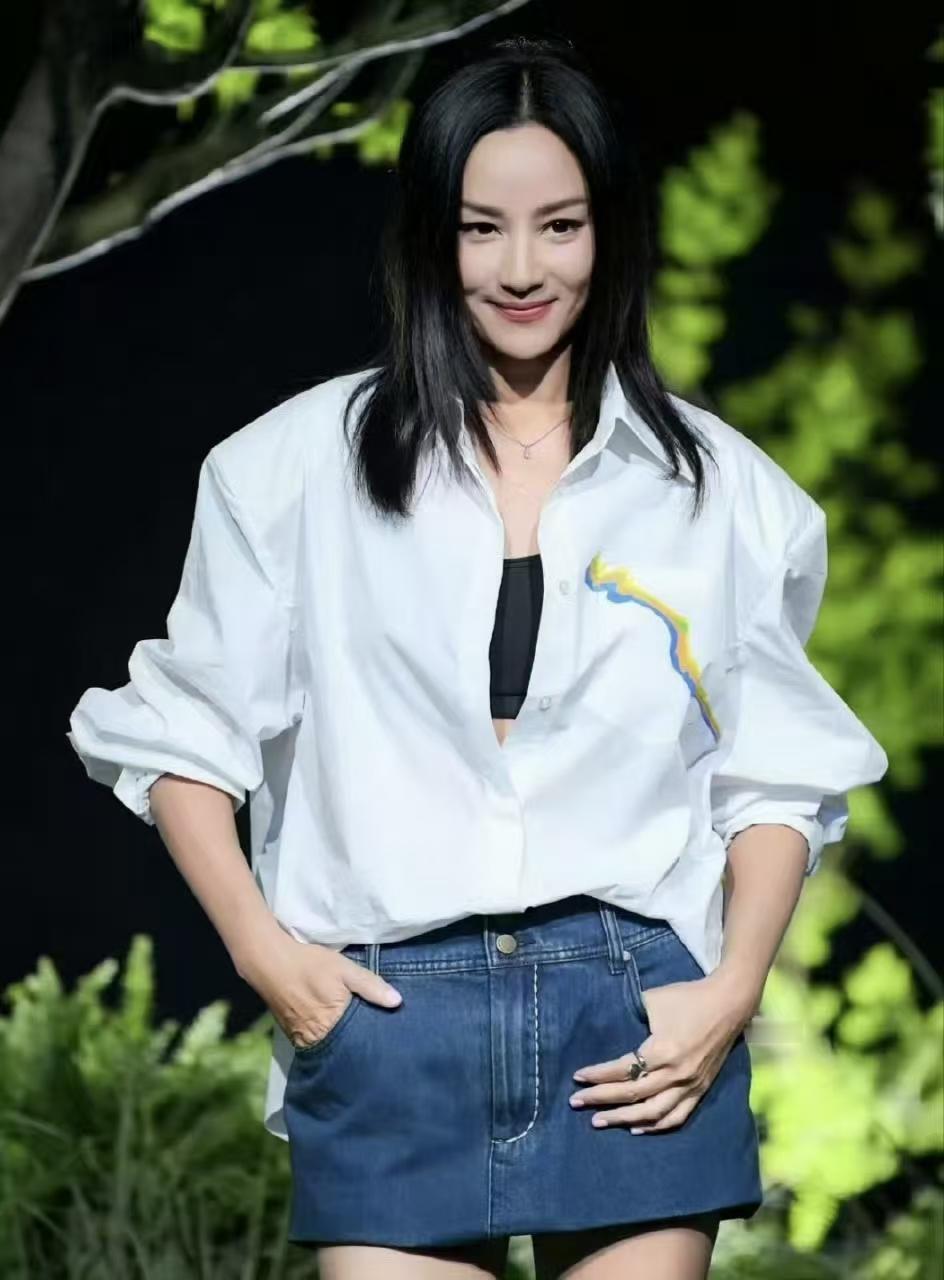 瞿颖承认处于婚姻状态，但没登记没领证。瞿颖一共有四段恋情：
第一任罗中旭，谈了三