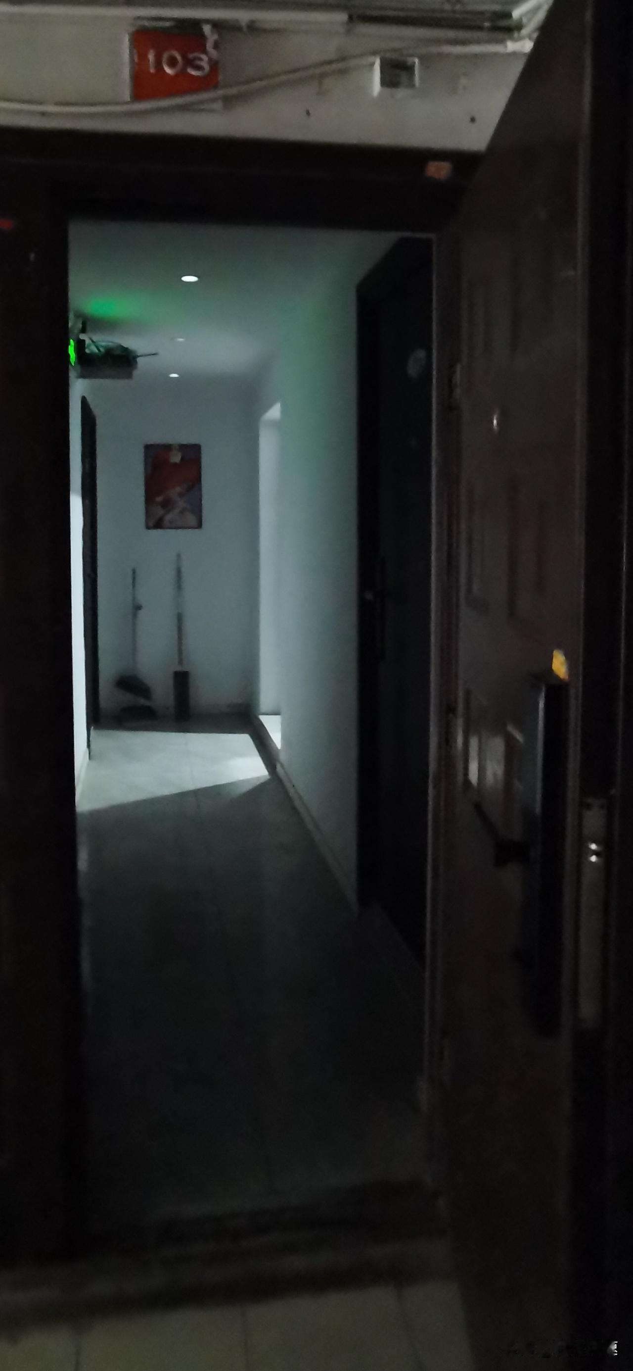家门的状态，就像家庭性格的直观体现。我老家有个邻居，他家大门永远敞开，路过时能看