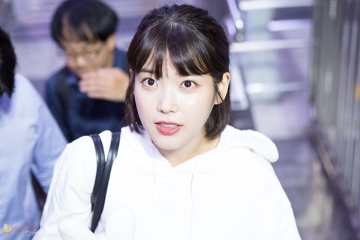 🌸 2017年时光机🐥170604 IU到达首尔高清饭拍cr.iustudi