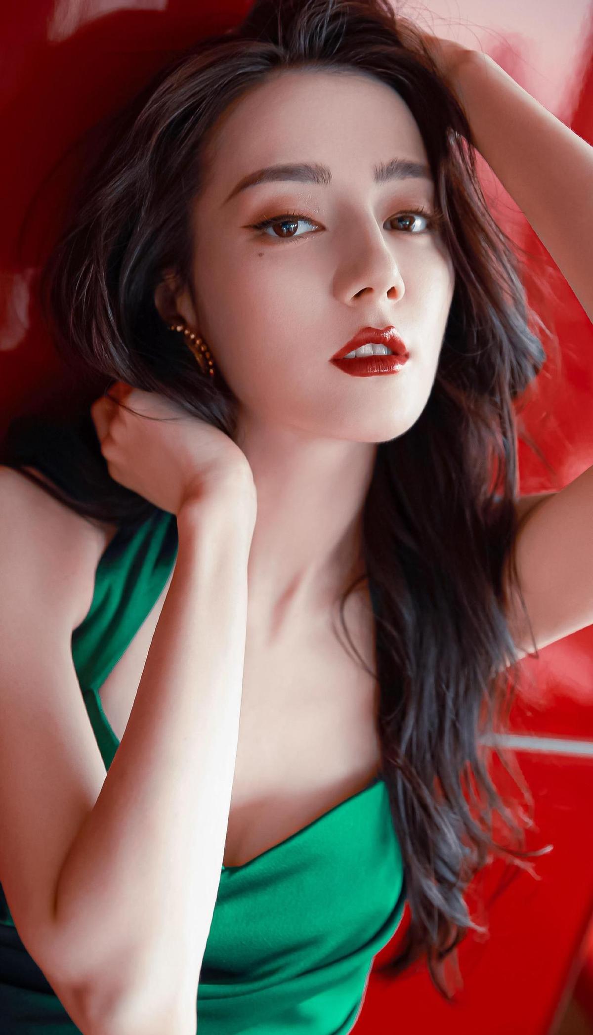 迪丽热巴一出场，全场静音。
古力娜扎一抬眼，心跳漏半拍。
一个像烈酒，一个像月光