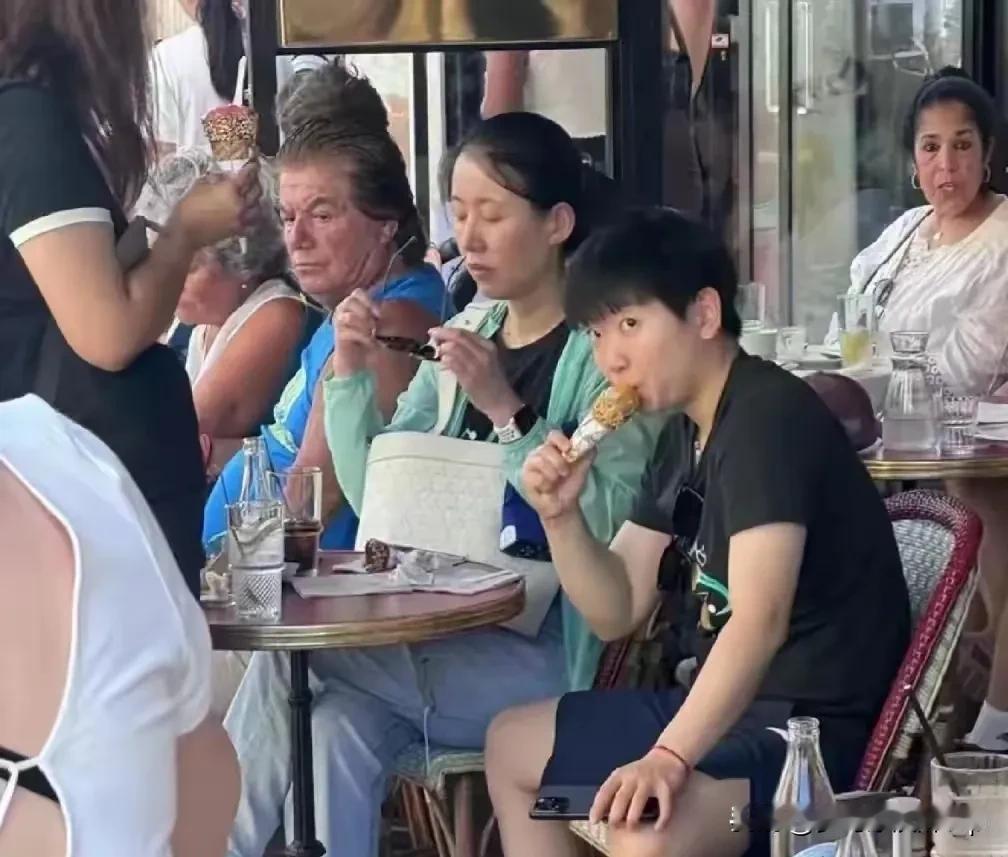 国乒大部队刚走​莎宝就吃上了爱吃的冰激凌
​网友都说要去头哥那里告状
说之前是大