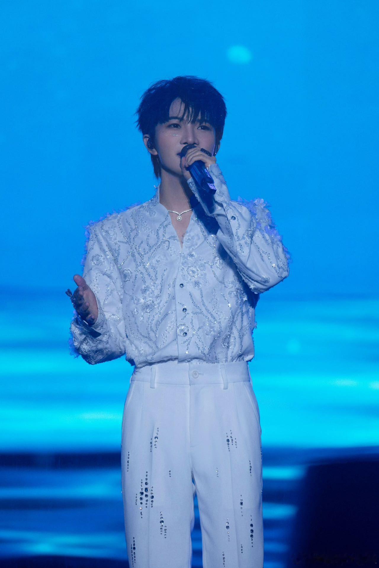 #周深把大风车搬到了演唱会# 周深究竟有多会唱，怎么儿歌也可以这么好听。周深深圳